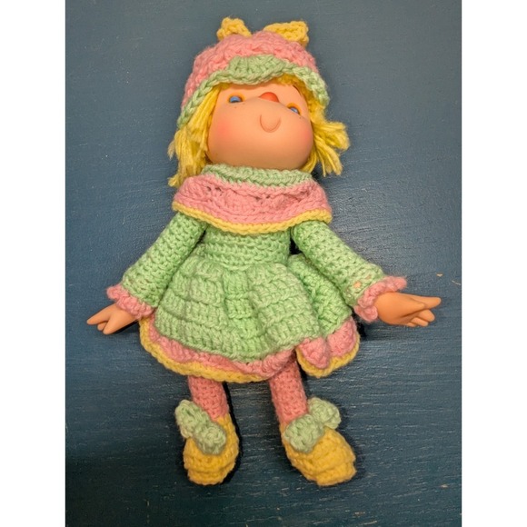 Strawberry shortcake crochet vintage doll With Hat - Chair Not Included - Picture 3 of 4